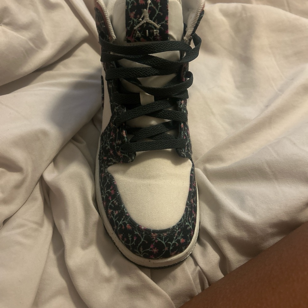 Floral High-Top Sneakers Jordan 1 Mid SE - Picture 3 of 5